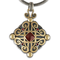 Shonifico Pendant with Gems in Garnet